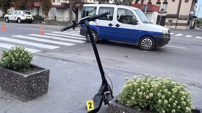 На Рівненщині у ДТП зіткнулися 80-річний водій авто та 12-річний кермувальник самоката