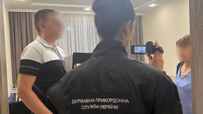 Правоохоронці на Львівщині затримали тернополянина, який вимагав 18 500 доларів за фіктивні документи для незаконного виїзду за кордон (ФОТО)