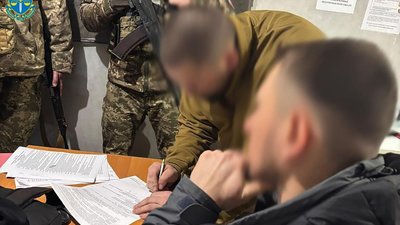На Запоріжжі комбриг влаштував дружину в тилову частину, при цьому вона отримувала «бойові» і роз’їжджала по закордонах (ФОТО)