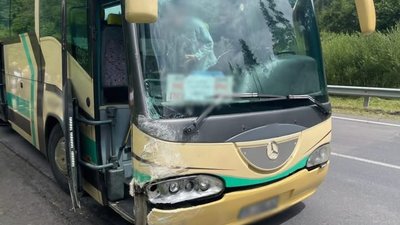 На Львівщині внаслідок зіткнення легковика з пасажирським автобусом загинула людина