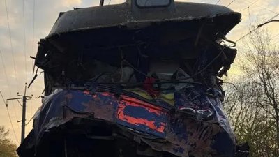 На Львівщині автокран протаранив потяг
