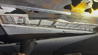 На Львівщині прикордонники виявили мікроавтобус із «фальшивою стелею» з цигарками