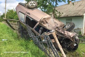 Уламки розкидало по всьому подвір’ї: на Львівщині автівка залетіла на приватне подвір'я, розтрощивши паркан (фото)