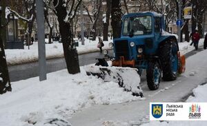 ЛМР: зараз місто прибирає від снігу 48 одиниць техніки