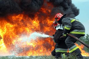 На Львівщині рятувальник запобігли згоранню 2 будівель