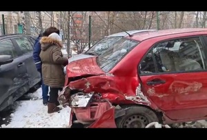 У столиці сміттєвоз розтрощив сім автомобілів у дворі (відео)