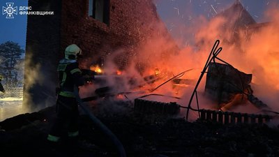 На Прикарпатті згоріла будівля гімназії: деталі (ФОТО)