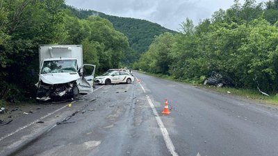 У ранковій ДТП на Закарпатті загинув неповнолітній пасажир KIA і отримав важкі травми водій Mercedes з Львівщини