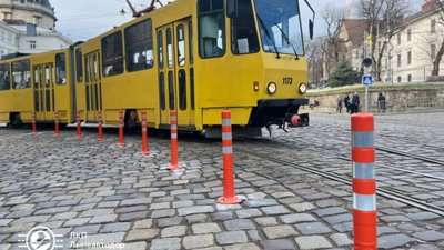 У Львові на тиждень обмежать рух вулицею через заміну пошкоджених делініаторів