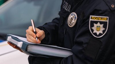 На Львівщині чоловік поклав 100 доларів у багажник поліцейського авто, щоб «не дихати в драгер»