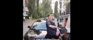 У столиці жінка своїм тілом захищала автівку від евакуатора (відео)