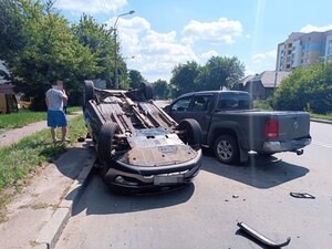 Постраждала вагітна водійка: у Рівному сталася ДТП (ФОТО)