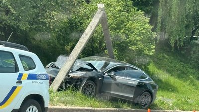 У Львові автівка протаранила стовп