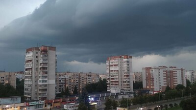 На Львів сунуть грози і шквали: в Україні завтра дощитиме, вдень до +30°