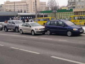 Догнали один одного: потрійна ДТП у Львові (ФОТО, ВІДЕО)