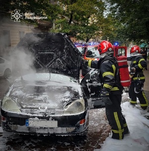 У Львові на одній з вулиць під час руху загорівся «Ford» (ФОТО)