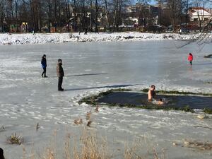 У Львові відбувається купання в ополонці на Водохреща (наживо)