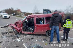 У жахливій ДТП, поблизу Тернополя, загинув 29-річний чоловік. Серед постраждалих — вагітна жінка (фото)