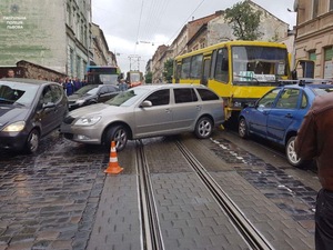 Масштабна ДТП у Львові: зіткнення відбулося за участі 5-ти легкових автомобілів та маршрутки (ФОТО/ВІДЕО)