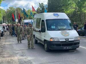 На Рівненщині на колінах зустрічають тіло молодого солдата, який загинув на фронті (ФОТО)