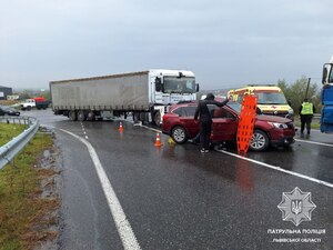 Рух перекрито! На Львівщині сталася ДТП з травмованими (ВІДЕО, ФОТО)