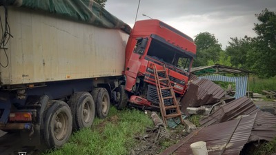 Затиснуло водія: у Львові вантажівка в'їхала в огорожу та електроопору (ФОТО/ВІДЕО)