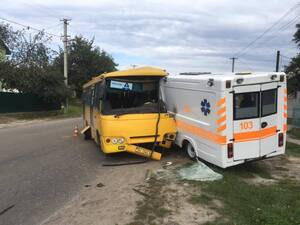 У Пустомитах зіткнувся автобус та автомобіль швидкої медичної допомоги (фото)