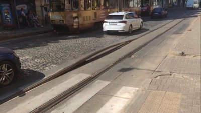 У центрі Львова через сильну спеку деформувалися трамвайні колії (ФОТО)