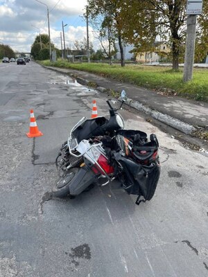 У Львові водій автомобіля збив кур'єра на скутері та втік з місця події (ФОТО)