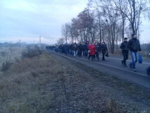 На Червоноград: йдуть маршем за зарплатою — гірники шахти «Лісова», що на Львівщині, вимагають виплатити борг (фото, відео)