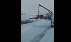 На Львівщині перекинувся в кювет грейдер (фото, відео)