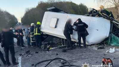 В жахливій аварії на Вінничині загинули троє осіб та восьмеро травмувалися (ФОТО)