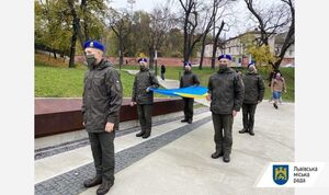 У Львові нацгвардійці урочисто підняли синьо-жовтий стяг