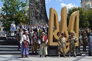 У центрі Львова оркестри виконали Гімн України до Свята Героїв (ФОТОРЕПОРТАЖ, Відео)