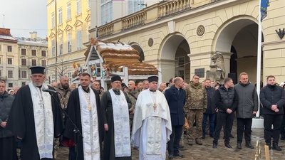 На площі Ринок у Львові освятили 1 500 літрів води (ВІДЕО)