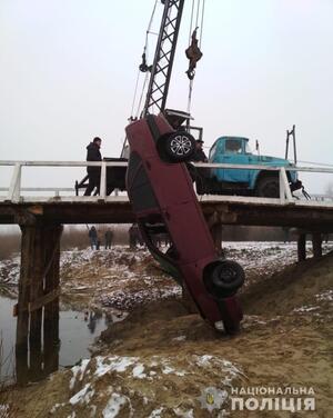 На Рівненщині авто злетіло з мосту: нетверезий водій — живий, двоє його пасажирів загинули (фото, відео)