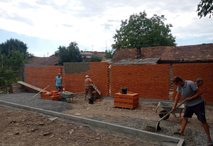 У середмісті Мукачеві мешканці багатоповерхівок відгороджуються від ромів 40-метровою стіною (ФОТО)