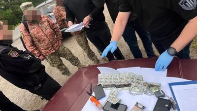 На Тернопільщині поліцейський вимагав 1200 доларів у рятувальника за неіснуючий злочин