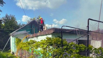 Внаслідок пожежі на Львівщині постраждав чоловік, який намагався власноруч загасити вогонь