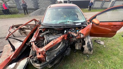 У ДТП на Рівненщині водійка протаранила електроопору та паркан