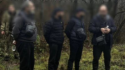 На Закарпатті затримали групу ухилянтів за 300 метрів від кордону