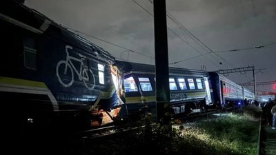 Налякані люди й розбиті вікна: пасажирка потяга, що потрапив в аварію у Львові, опублікувала ВІДЕО