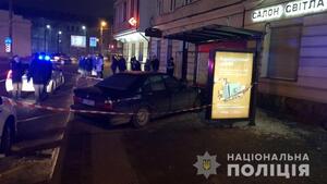 У Львові водій без прав протаранив зупинку громадського транспорту