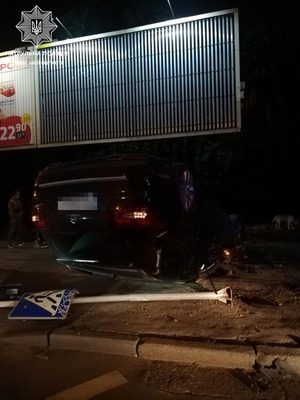 Уночі у Львові двоє водіїв "під мухою" розбили свої автівки, один із них — перевернувся