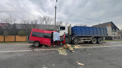 На Закарпатті зіткнулись вантажівка та мікроавтобус, загинули дві людини