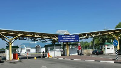 Польща відкрила кордон з Білоруссю і просить своїх громадян негайно повертатись