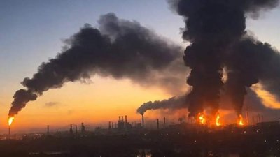 Українська атака дронів спричинила масштабну пожежу на НПЗ Москви