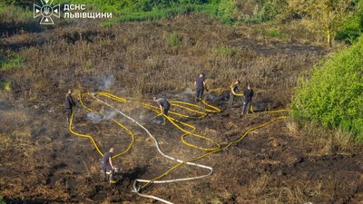 Під час пожежі на Львівщині постраждав рятувальник