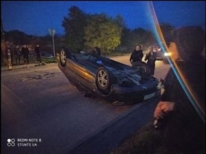 У Львові біля "Арени Львів" перекинувся автомобіль (фото)