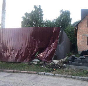 У Луцьку п’яна  водійка тролейбуса знесла паркан і втекла з місця ДТП (ФОТО)